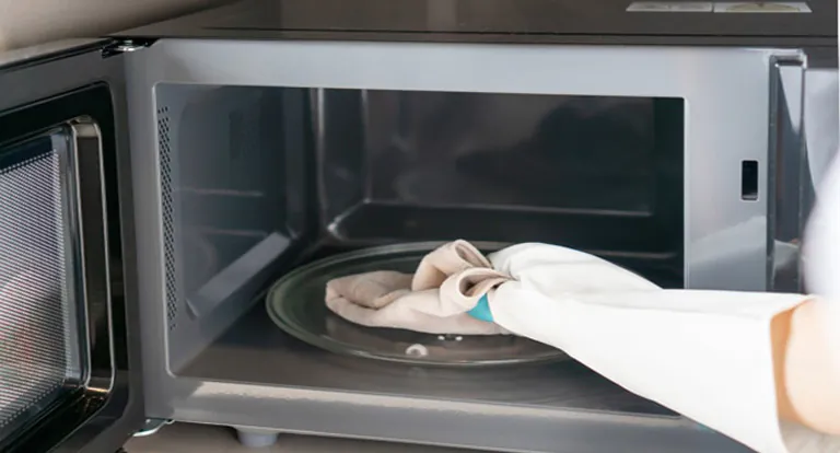 cleaning-inside-microwave-1 cleaning-inside-microwave-1